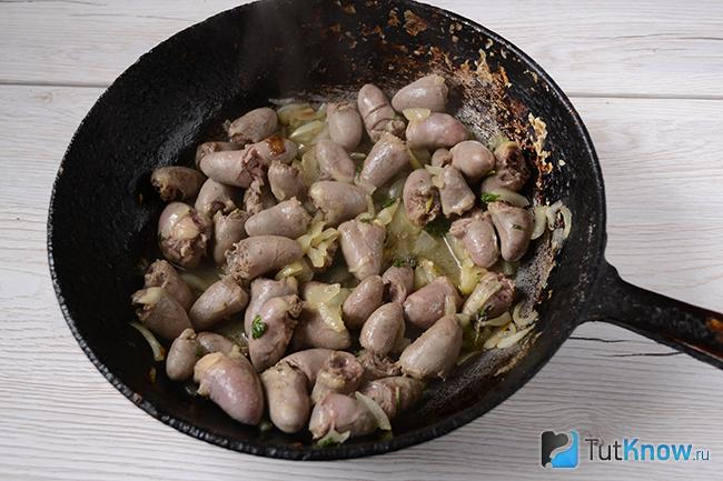 Процесс обжаривания куриных сердечек