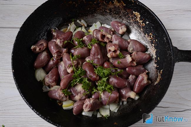 Куриные сердечки на сковородке