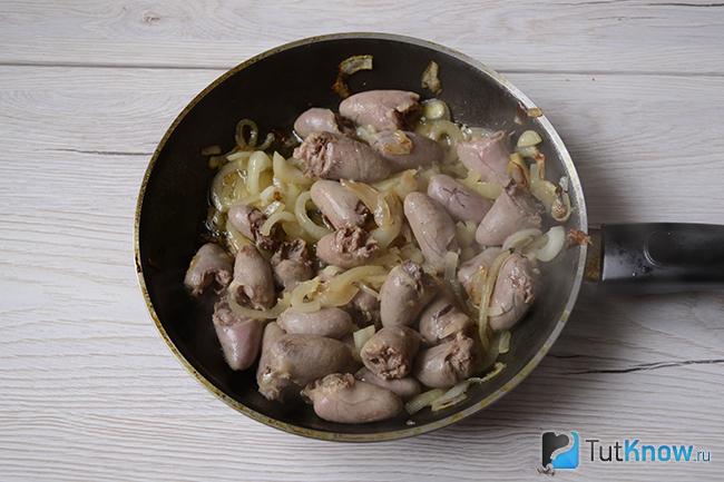 Процесс обжаривания куриных сердец на сковороде