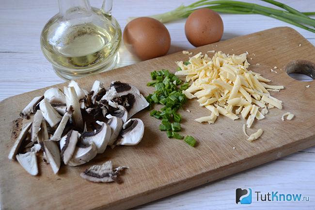 Нарезанные грибы, зелень и натертый сыр