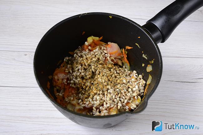 Добавление перловой крупы к мясу и овощам