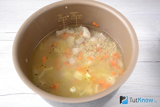 Перловая крупа, мясо и овощи залиты водой