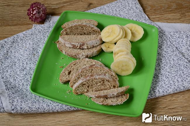 Кусочки пряников и дольки банана на дощечке