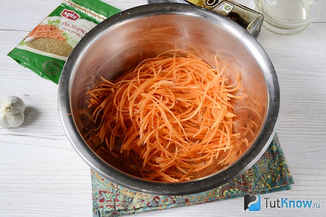 Тёртая морковка в миске