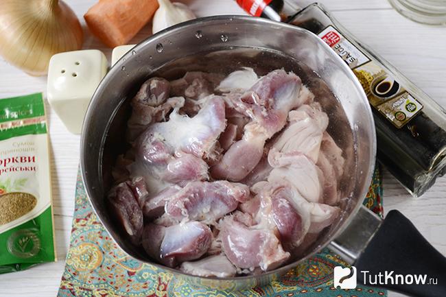 Куриные желудочки в миске