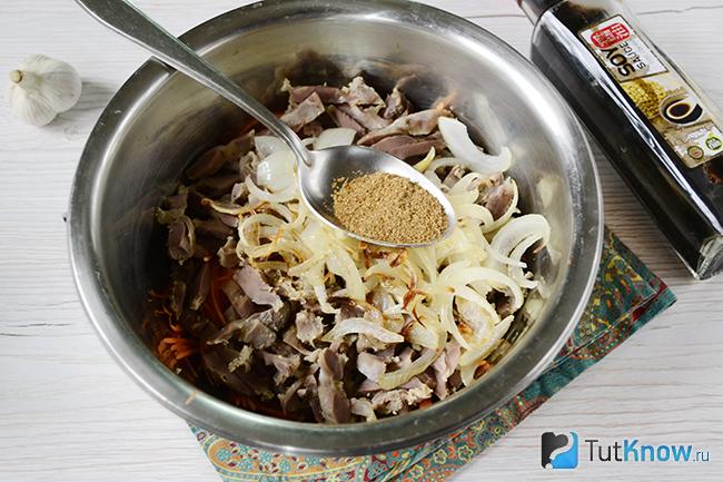 Нарезанный лук поверх куриных желудочков