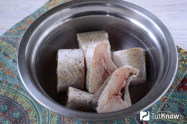Кусочки хека в миске