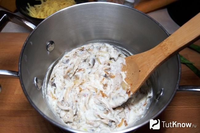 Выкладываем грибы в кастрюлю с соусом