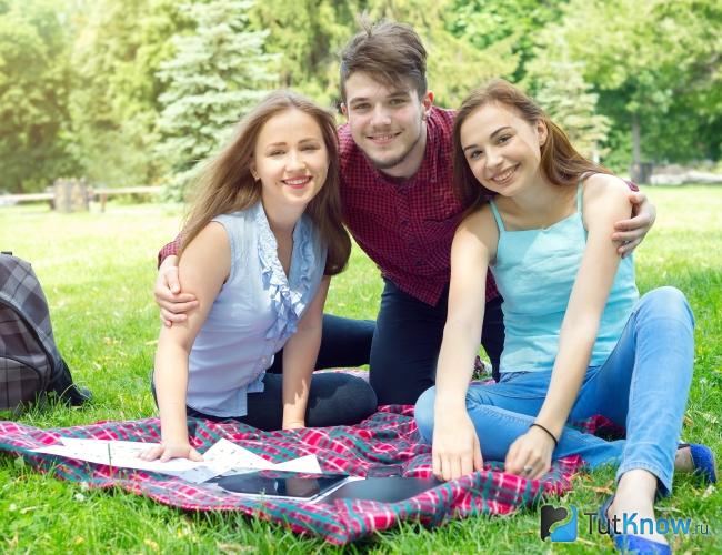 Парень с девушками в парке на прогулке