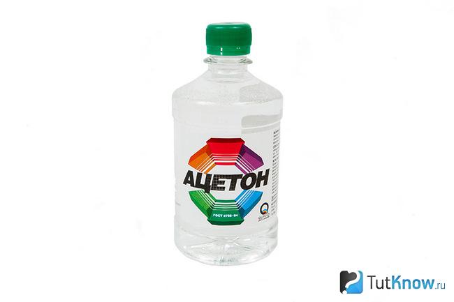Бутылочка с ацетоном на белом фоне