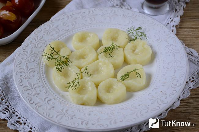 Готовые картофельные клёцки в тарелке