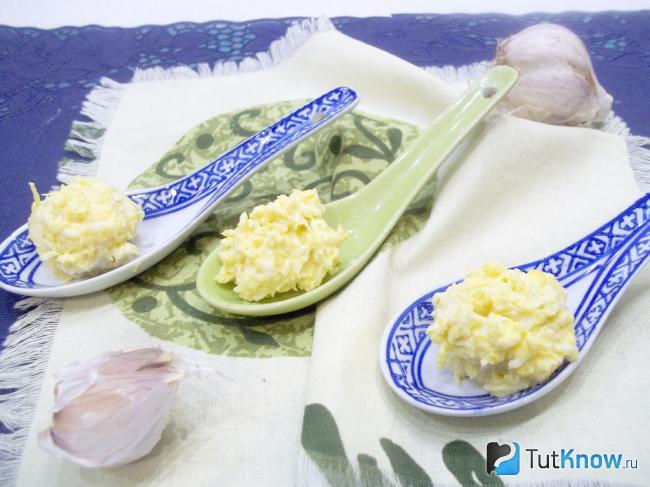 Готовая еврейская закуска из сыра с чесноком