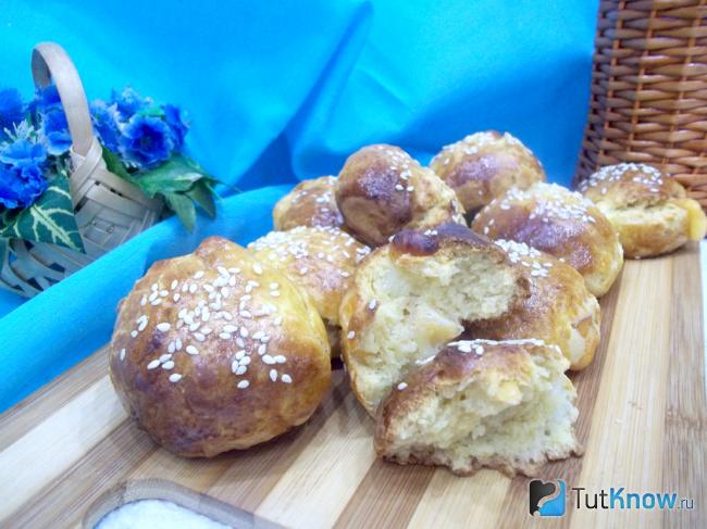 Готовые турецкие булочки с сыром и кунжутом