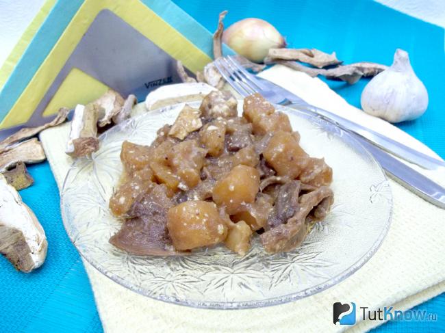 Готовая картошка с белыми сушеными грибами в духовке