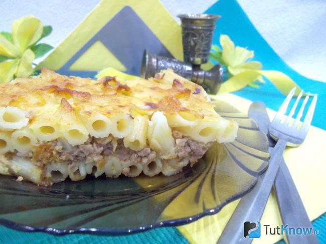 Готовая запеканка с макаронами, фаршем и соусом бешамель