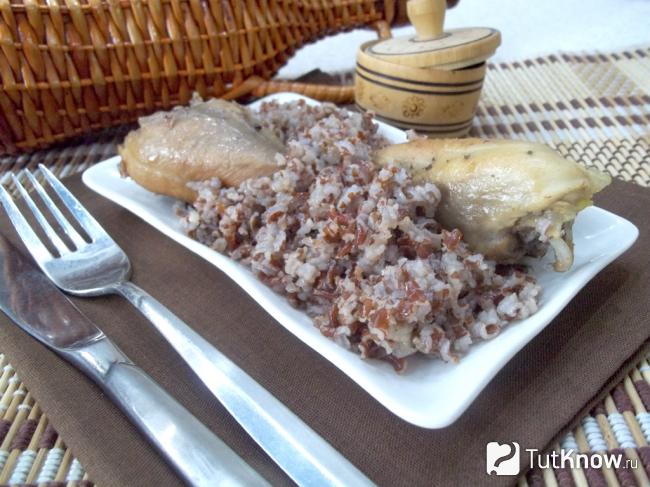 Готовы плов с курицей и красным рисом