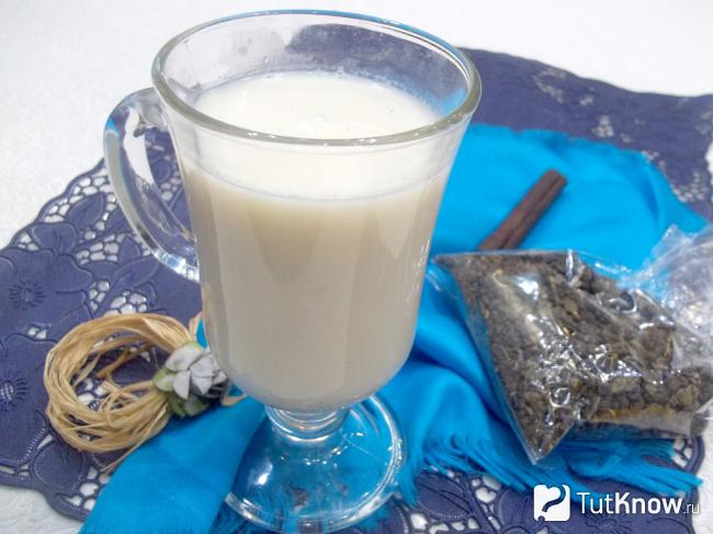Готовый зеленый чай с молоком и медом