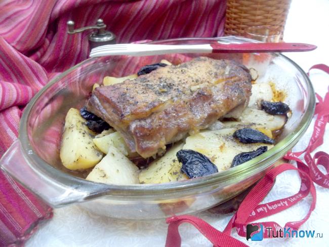 Готовое мясо с картофелем и черносливом в духовке