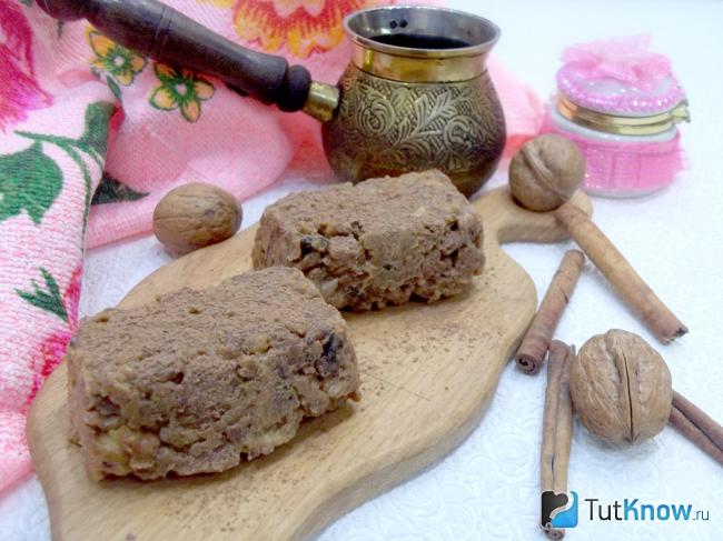 Готовое пирожное без выпечки из печенья, орехов и сгущенки