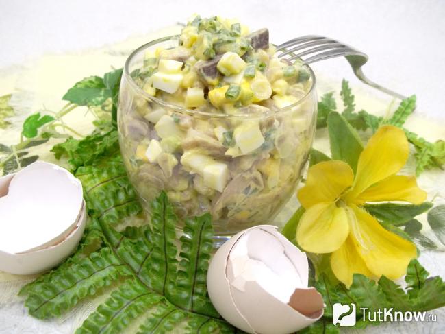 Готовый салат из маринованных грибов, яиц и лука