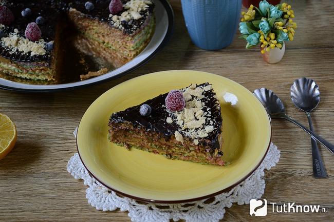 Кусок вафельного торта со сгущёнкой и орехами