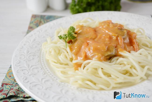 Как выглядит готовый гуляш из куриных желудочков с гарниром