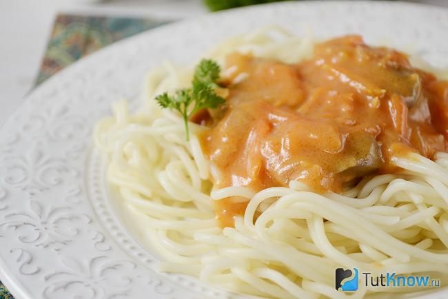 Порция гуляша из куриных желудочков с томатом и сметаной