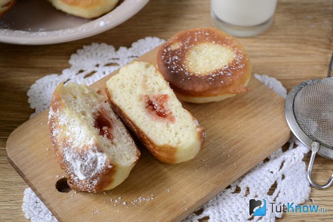 Дрожжевые постные пончики на кухонной дощечке