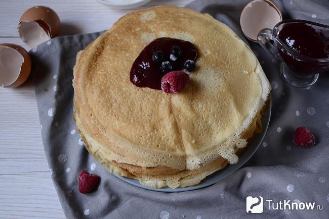 Варенье и малина на готовом блине