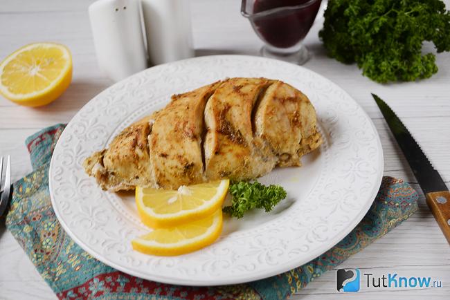 Готовое куриное филе и ломтики цитрусовых