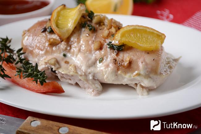 Куриное филе, запеченное в духовке с тимьяном и лимоном, крупным планом