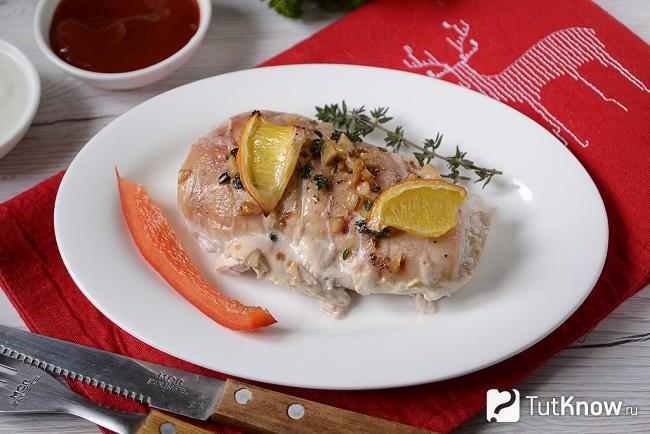 Куриное филе из духовки с тимьяном и лимоном готово к подаче