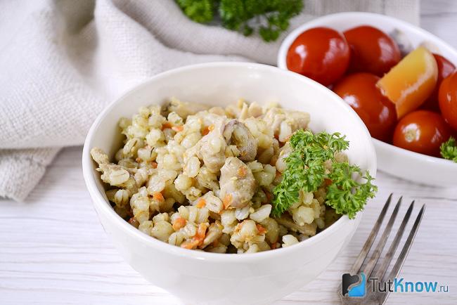 Перловая каша с курицей в глубокой тарелке