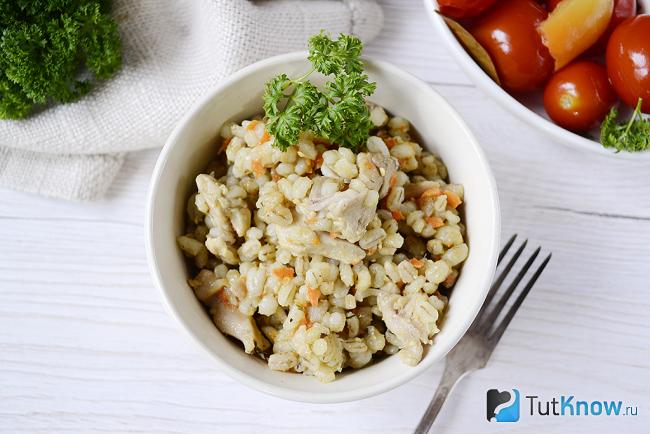 Перловая каша с курицей вид сверху