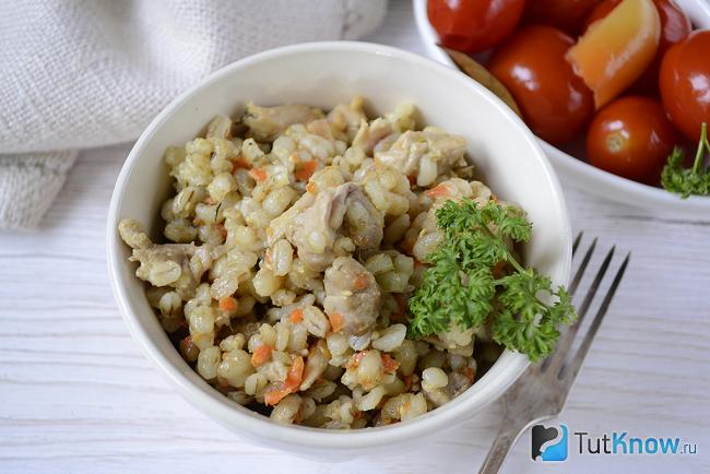 Перловая каша с курицей подана к столу