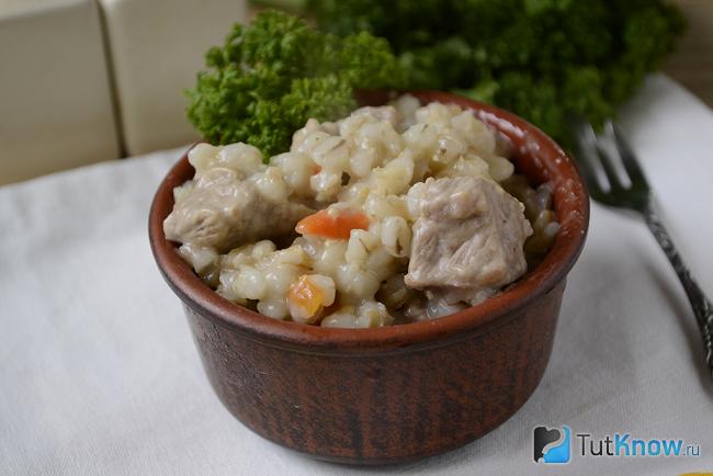 Миска с перловой кашей и мясом крупным планом
