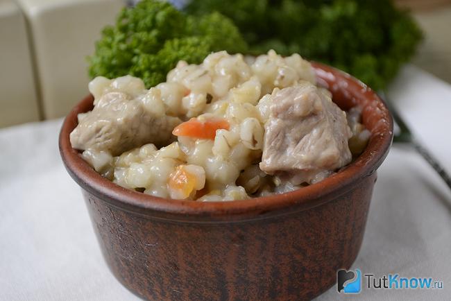 Порция плова из перловки с мясом крупным планом