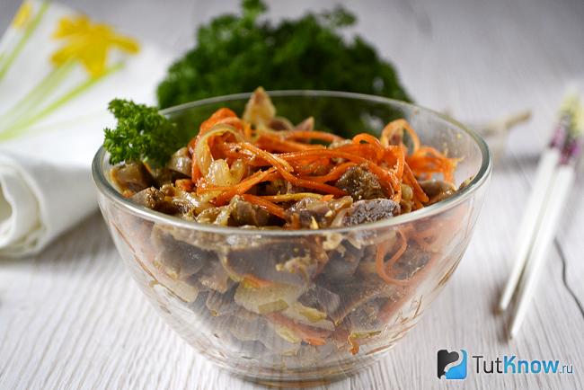Порция готового хе из куриных желудочков по-корейски