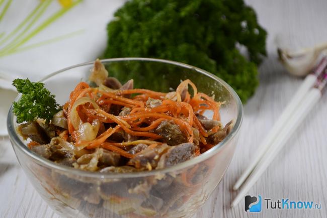 Хе из куриных желудочков по-корейски подан к столу