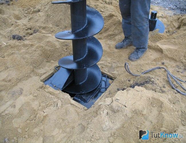 Бурение скважины в сыпучем грунте