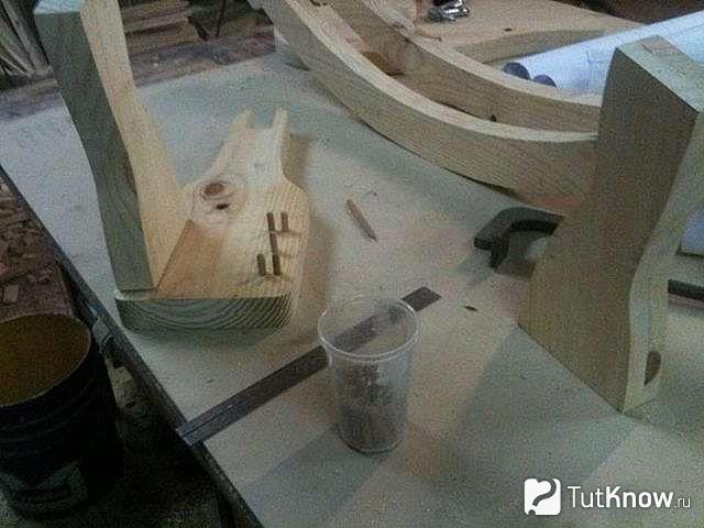 Черенки в проделанных отверстиях