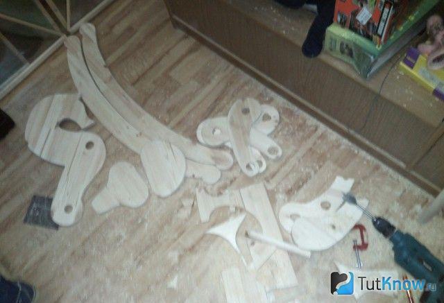 Заготовленные деревянные элементы для сборки лошадки
