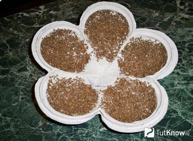 Бумажная крошка на внутренней стороне крышки