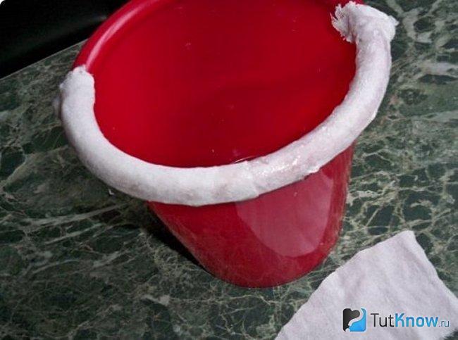 Полоска ткани на верхней части красного ведёрка
