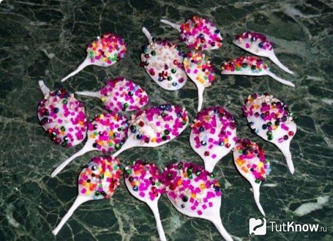 Бусинки на наружной части пластиковых ложек