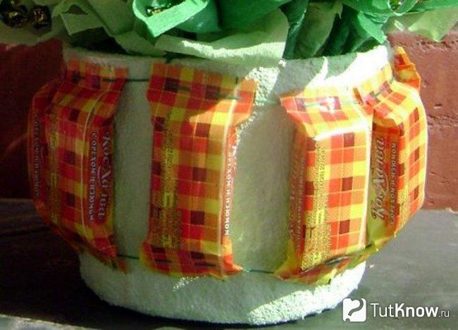 Украшенный конфетами горшочек