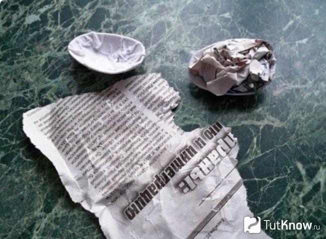Скомканный газетный листок на внутренней поверхности ложки-заготовки