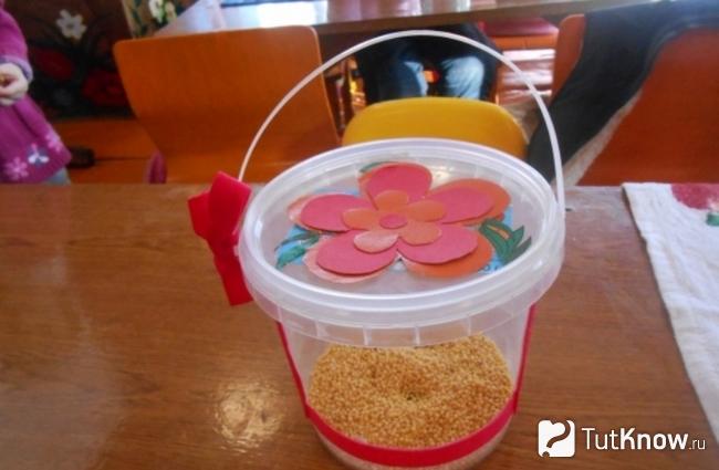 Самодельная кормушка из пластикового ведёрка