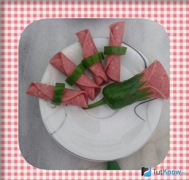 Цветок из скрученного кусочка колбасы