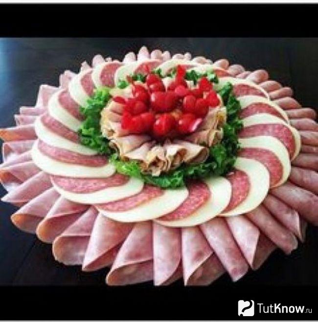 Красиво выложенная колбасная нарезка